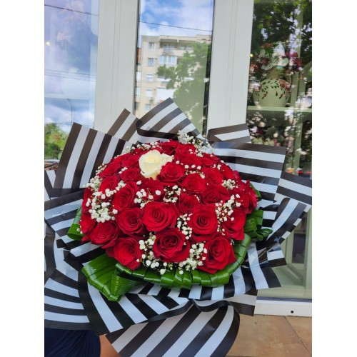 Buchet 50 trandafiri rosii, 1 trandafir alb